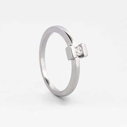 Comprar anillo solitario con diamante engastado en chatón de oro blanco de 18kt. Joyería Ian'Or. Envío GRATIS y pieza certificada.