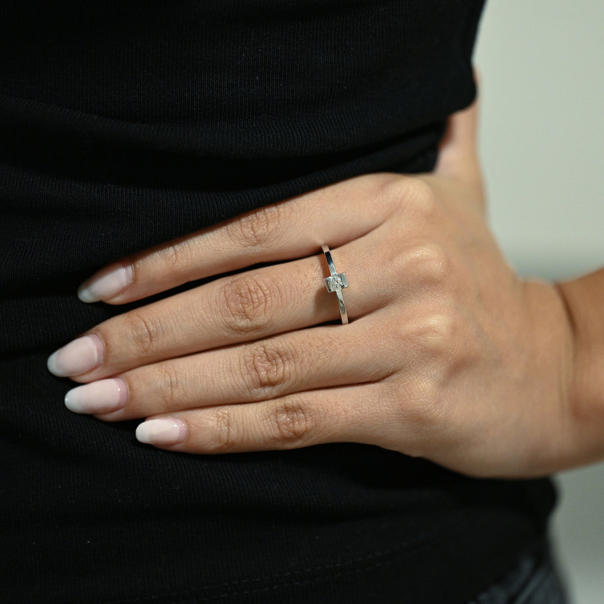 Comprar anillo solitario con diamante engastado en chatón de oro blanco de 18kt. Joyería Ian'Or. Envío GRATIS y pieza certificada.