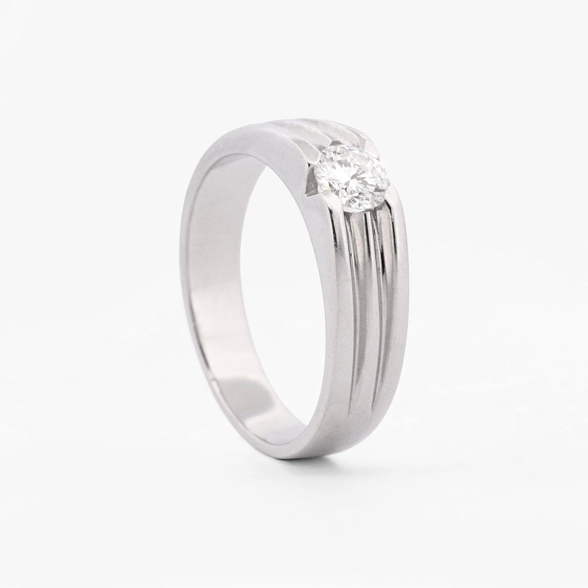 Comprar anillo solitario de oro blanco de 18kt con diseño estriado y piedra central. Joyería Ian'Or. Envío GRATIS y pieza ceritificada.