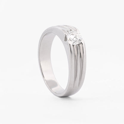 Comprar anillo solitario de oro blanco de 18kt con diseño estriado y piedra central. Joyería Ian'Or. Envío GRATIS y pieza ceritificada.