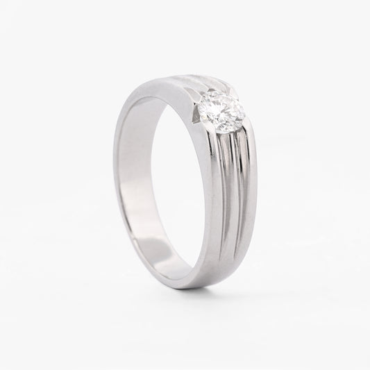 Comprar anillo solitario de oro blanco de 18kt con diseño estriado y piedra central. Joyería Ian'Or. Envío GRATIS y pieza ceritificada.