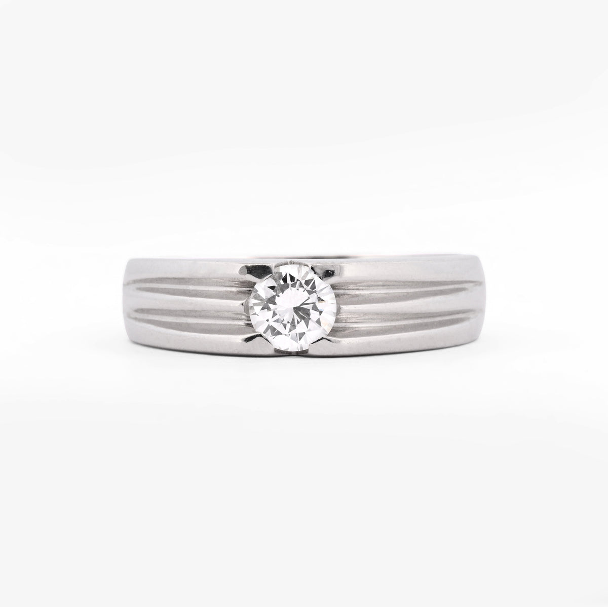 Comprar anillo solitario de oro blanco de 18kt con diseño estriado y piedra central. Joyería Ian'Or. Envío GRATIS y pieza ceritificada.