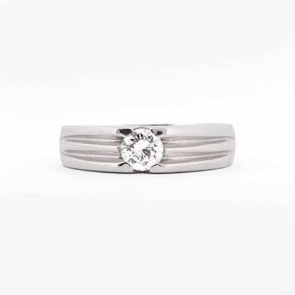 Comprar anillo solitario de oro blanco de 18kt con diseño estriado y piedra central. Joyería Ian'Or. Envío GRATIS y pieza ceritificada.