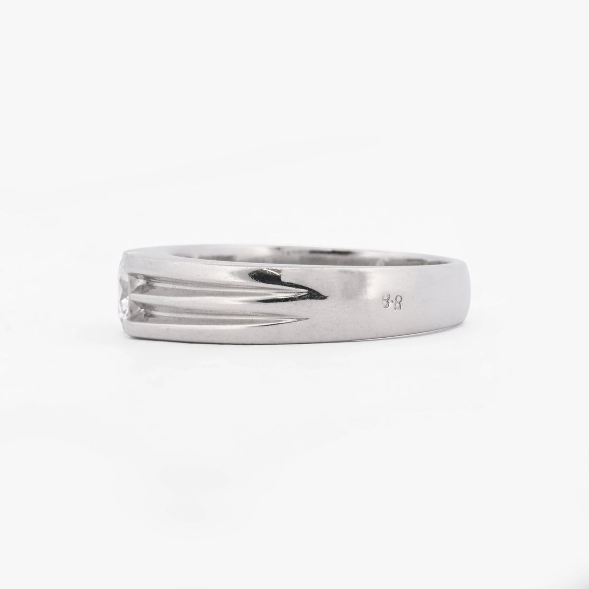 Comprar anillo solitario de oro blanco de 18kt con diseño estriado y piedra central. Joyería Ian'Or. Envío GRATIS y pieza ceritificada.