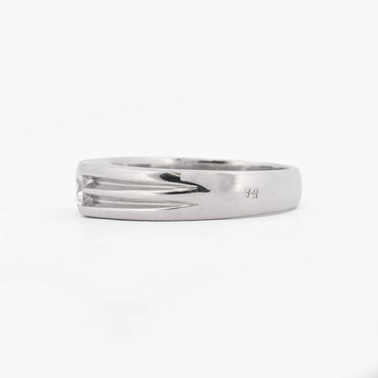 Comprar anillo solitario de oro blanco de 18kt con diseño estriado y piedra central. Joyería Ian'Or. Envío GRATIS y pieza ceritificada.