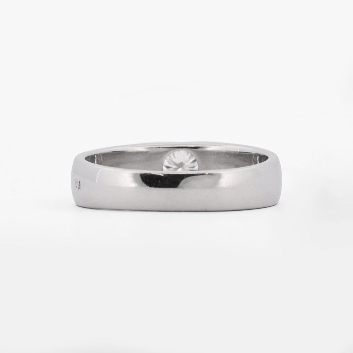 Comprar anillo solitario de oro blanco de 18kt con diseño estriado y piedra central. Joyería Ian'Or. Envío GRATIS y pieza ceritificada.