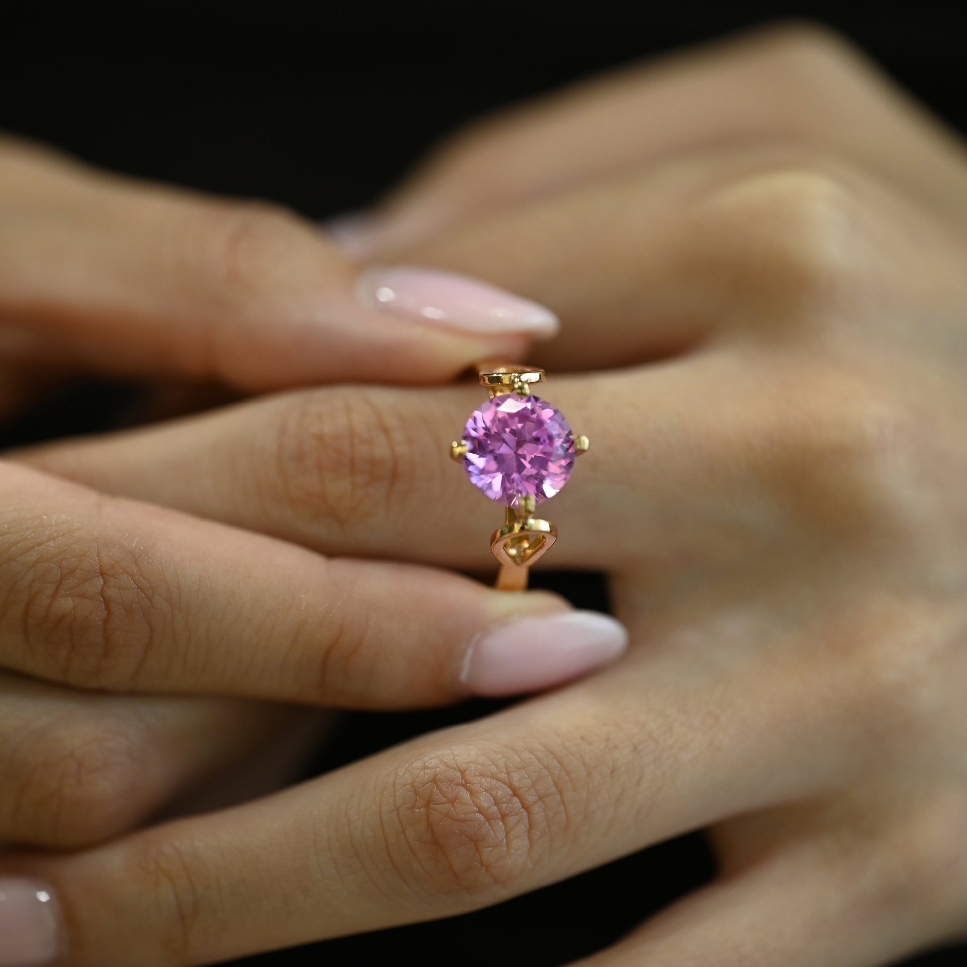 Comprar anillo solitario de oro amarillo de 18k con el toque fresco de un zafiro rosa en talla brillante. Envío gratiuto, Joyería Ian'OR, envío asegurado
