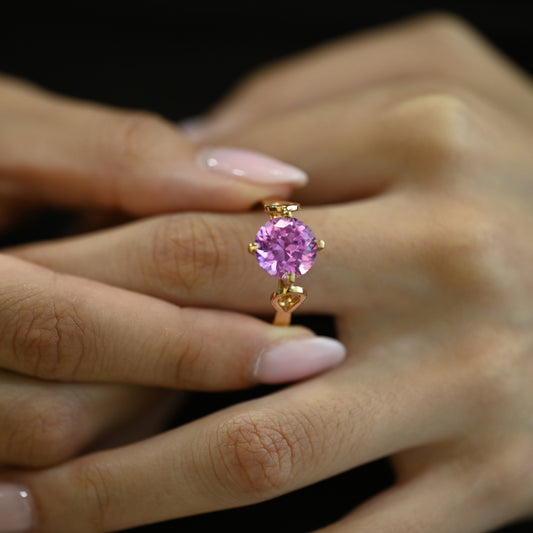 Comprar anillo solitario de oro amarillo de 18k con el toque fresco de un zafiro rosa en talla brillante. Envío gratiuto, Joyería Ian'OR, envío asegurado