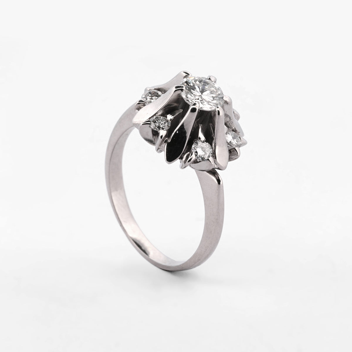 Comprar anillo tipo rosetón en oro blanco de 18kt con diamante central de 0,30ct y 6 diamantes de 0,05 ct. Joyería Ian'Or. Envío GRATIS y pieza certificada.