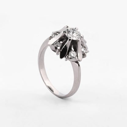 Comprar anillo tipo rosetón en oro blanco de 18kt con diamante central de 0,30ct y 6 diamantes de 0,05 ct. Joyería Ian'Or. Envío GRATIS y pieza certificada.