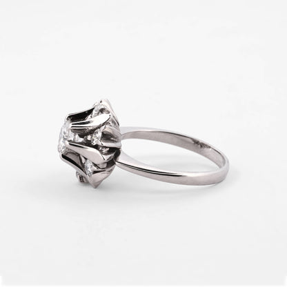 Comprar anillo tipo rosetón en oro blanco de 18kt con diamante central de 0,30ct y 6 diamantes de 0,05 ct. Joyería Ian'Or. Envío GRATIS y pieza certificada.