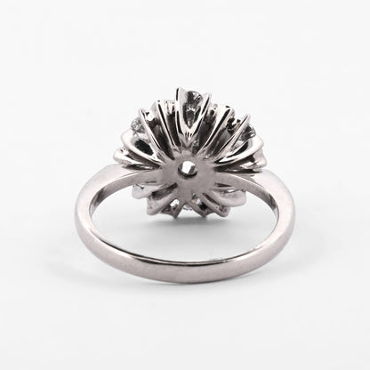 Comprar anillo tipo rosetón en oro blanco de 18kt con diamante central de 0,30ct y 6 diamantes de 0,05 ct. Joyería Ian'Or. Envío GRATIS y pieza certificada.