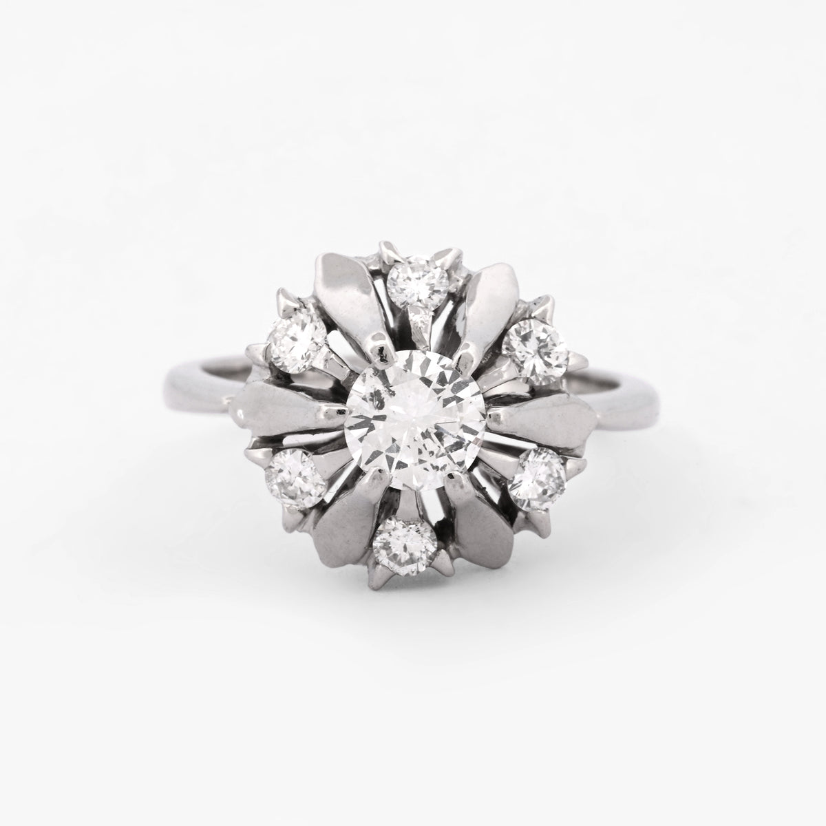 Comprar anillo tipo rosetón en oro blanco de 18kt con diamante central de 0,30ct y 6 diamantes de 0,05 ct. Joyería Ian'Or. Envío GRATIS y pieza certificada.