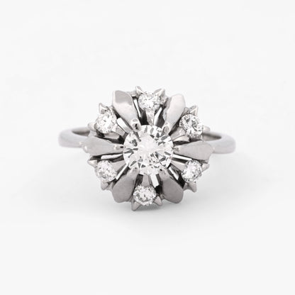 Comprar anillo tipo rosetón en oro blanco de 18kt con diamante central de 0,30ct y 6 diamantes de 0,05 ct. Joyería Ian'Or. Envío GRATIS y pieza certificada.