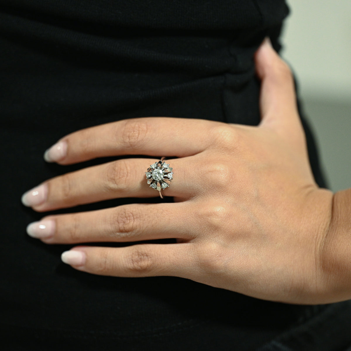 Comprar anillo tipo rosetón en oro blanco de 18kt con diamante central de 0,30ct y 6 diamantes de 0,05 ct. Joyería Ian'Or. Envío GRATIS y pieza certificada.