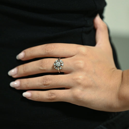 Comprar anillo tipo rosetón en oro blanco de 18kt con diamante central de 0,30ct y 6 diamantes de 0,05 ct. Joyería Ian'Or. Envío GRATIS y pieza certificada.