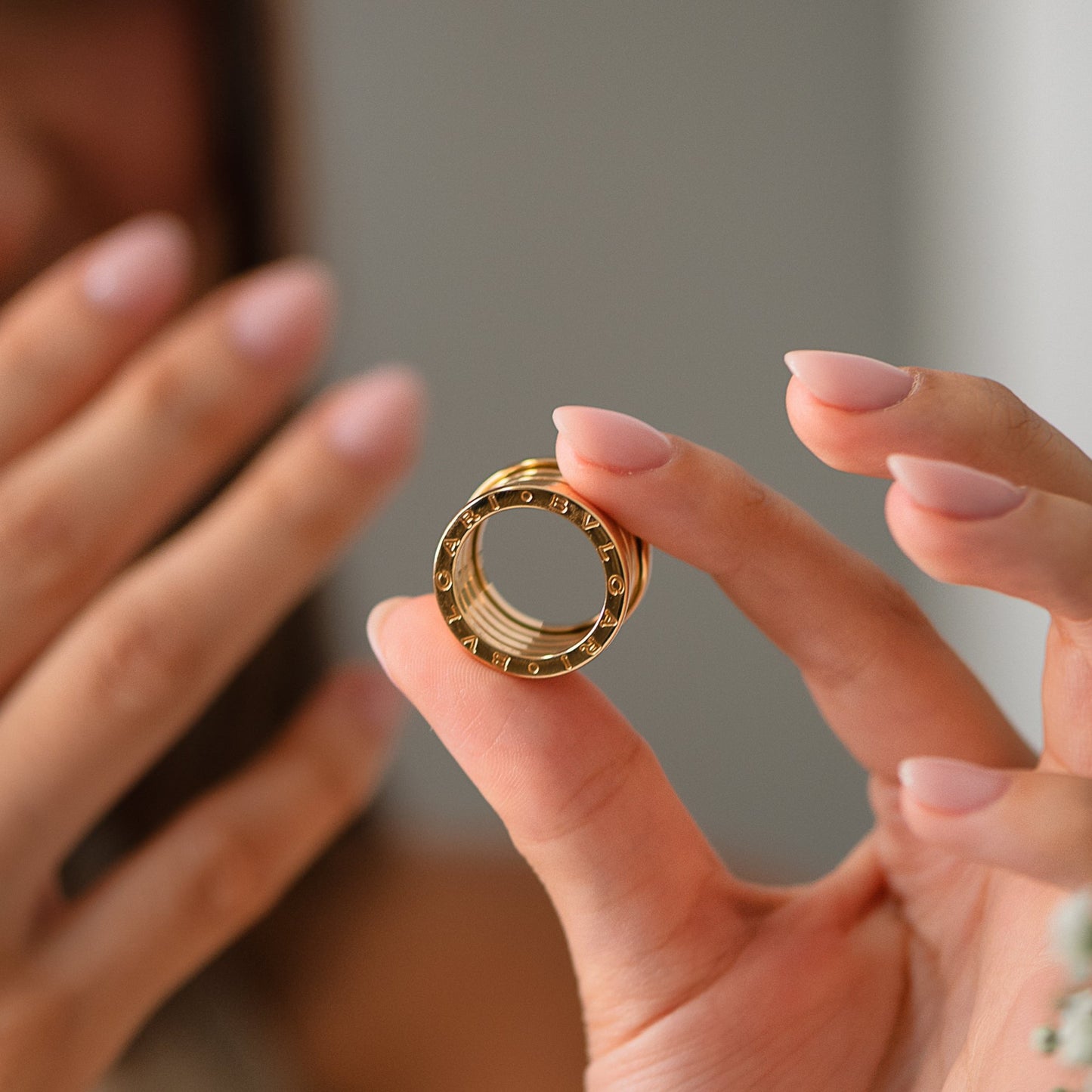 Anillo original B.zero1 de 4 bandas de la prestigiosa casa Bvlgari, realizado en Oro amarillo de 18kt. Se entrega con su caja original y certificado de compra.
Anillos de lujo Bulgari al mejor precio, joyas de marca baratas, anillos bulgari