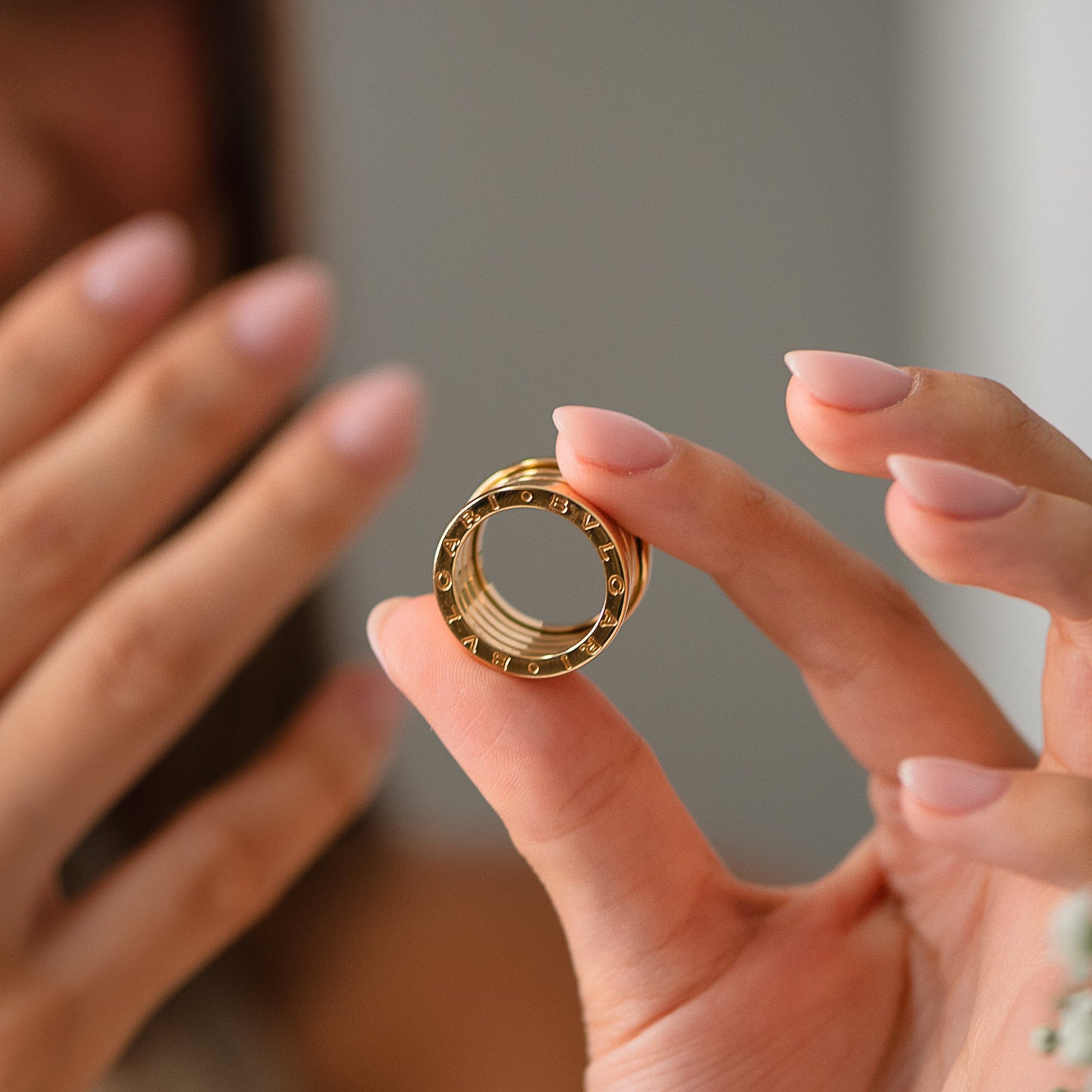 Anillo original B.zero1 de 4 bandas de la prestigiosa casa Bvlgari, realizado en Oro amarillo de 18kt. Se entrega con su caja original y certificado de compra.
Anillos de lujo Bulgari al mejor precio, joyas de marca baratas, anillos bulgari