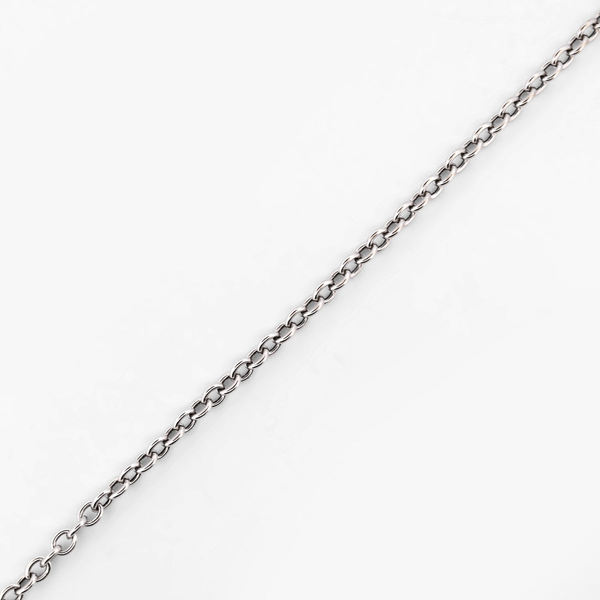 Comprar cadena tipo salomónica en oro blanco de 18kt y 39,5cm de largo con cierre tipo mosquetón. Cadenas con envío gratis. Joyería Ian'Or.
