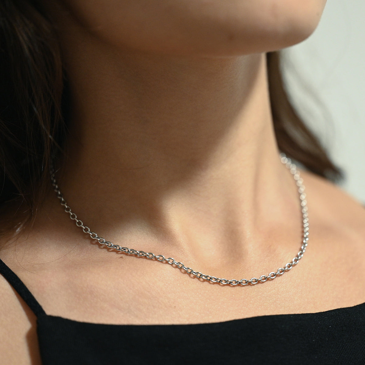 Comprar cadena tipo salomónica en oro blanco de 18kt y 39,5cm de largo con cierre tipo mosquetón. Cadenas con envío gratis. Joyería Ian'Or.