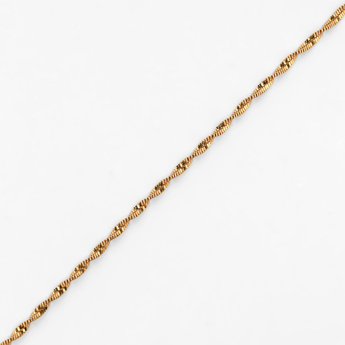 Comprar cadena Singapur de oro amarillo 18kt con eslabones trenzados de diseño retorcido y brillo único. Envío gratuito pieza certificada.