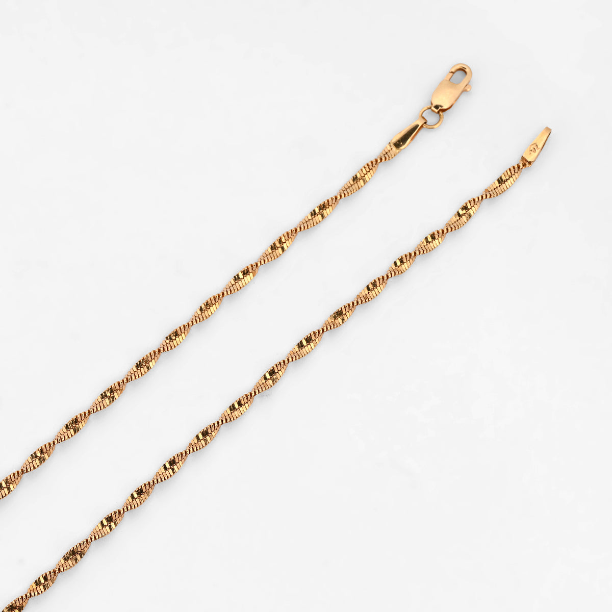 Comprar cadena Singapur de oro amarillo 18kt con eslabones trenzados de diseño retorcido y brillo único. Envío gratuito pieza certificada.