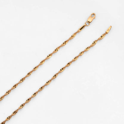 Comprar cadena Singapur de oro amarillo 18kt con eslabones trenzados de diseño retorcido y brillo único. Envío gratuito pieza certificada.