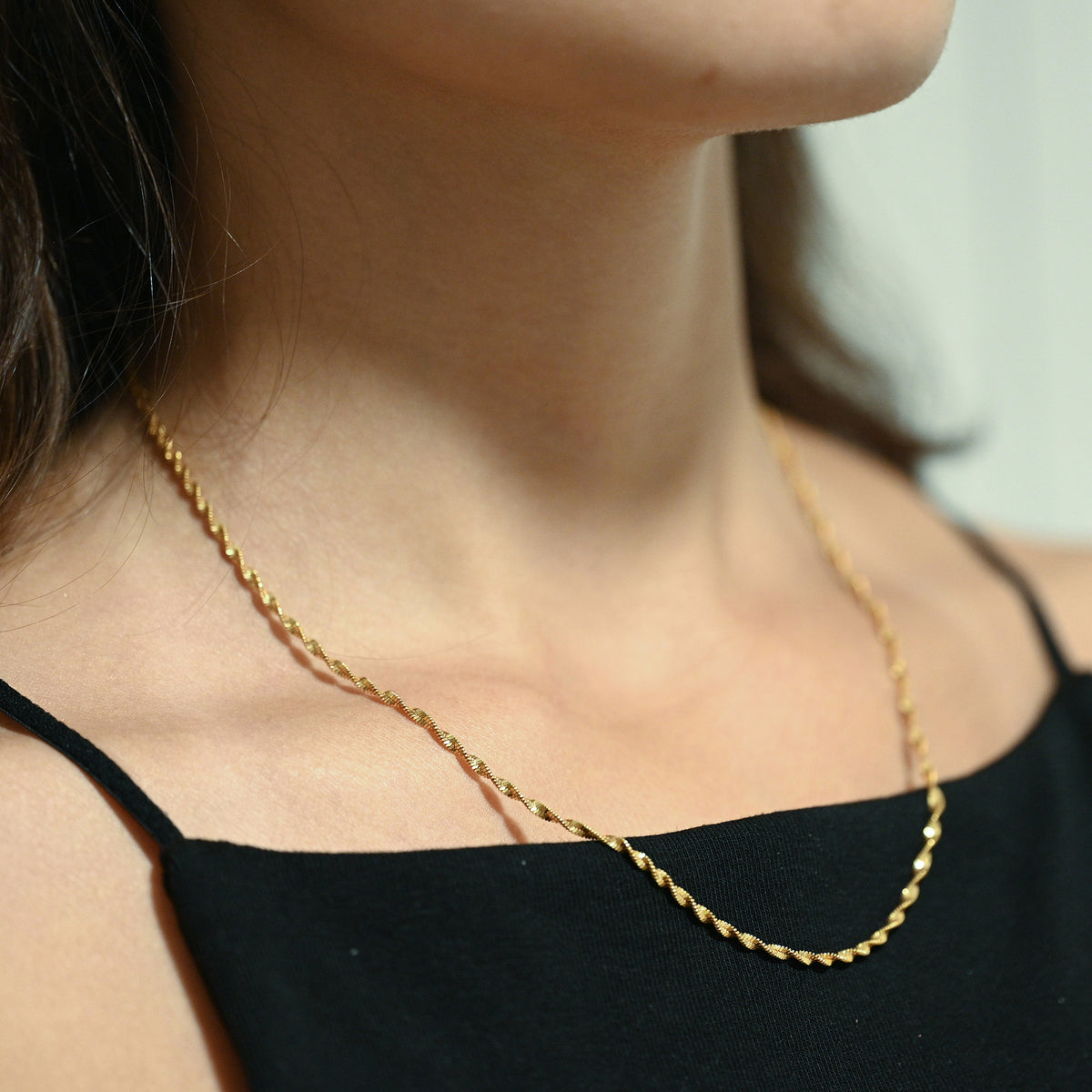 Comprar cadena Singapur de oro amarillo 18kt con eslabones trenzados de diseño retorcido y brillo único. Envío gratuito pieza certificada.
