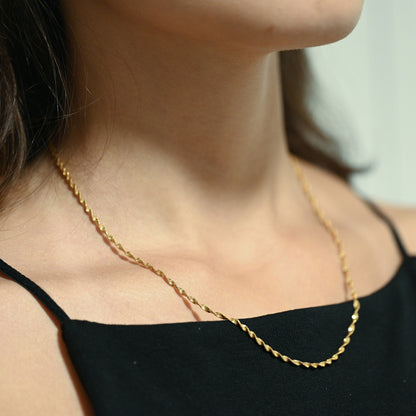 Comprar cadena Singapur de oro amarillo 18kt con eslabones trenzados de diseño retorcido y brillo único. Envío gratuito pieza certificada.