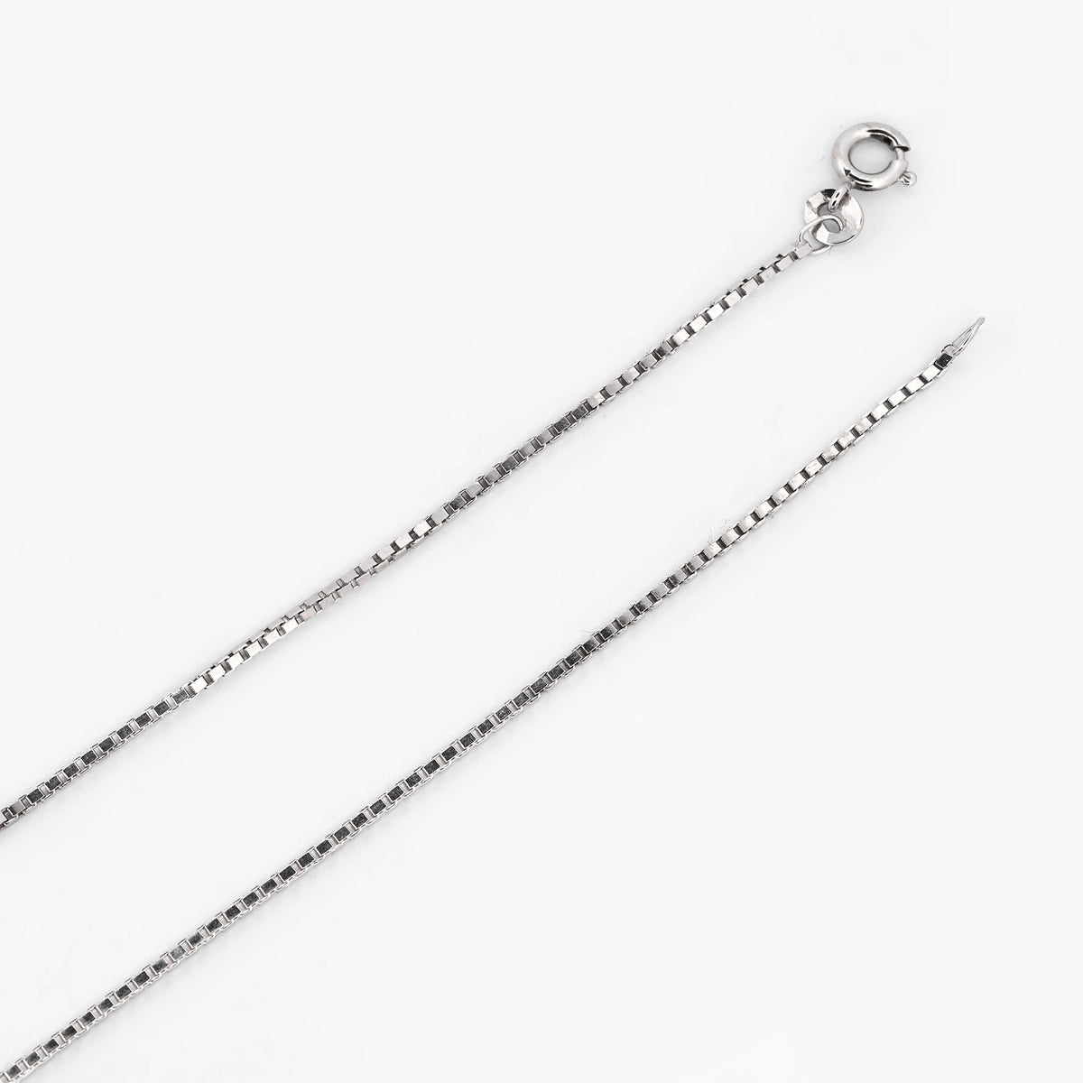 Comprar cadena tipo veneciana en oro blanco de 18kt y 59,1cm de largo con cierre tipo reasa. Cadenas con envío gratis. Joyería Ian'Or.