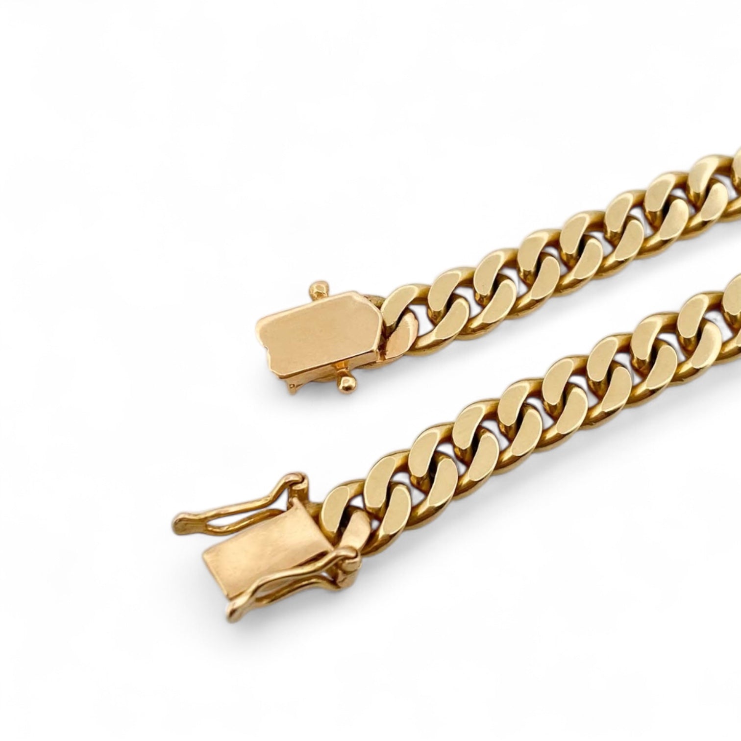 Collar de oro amarillo de 18kt con cadena barbada tipo cubana plana de 6,43mm de grosor y 2,21mm de altura. La cadena mide 60cm de largo y lleva cierre tipo cajón y 2 cierres de seguridad laterales. Joya unisex.Cadenas de hombre  de oro de 18kt baratas