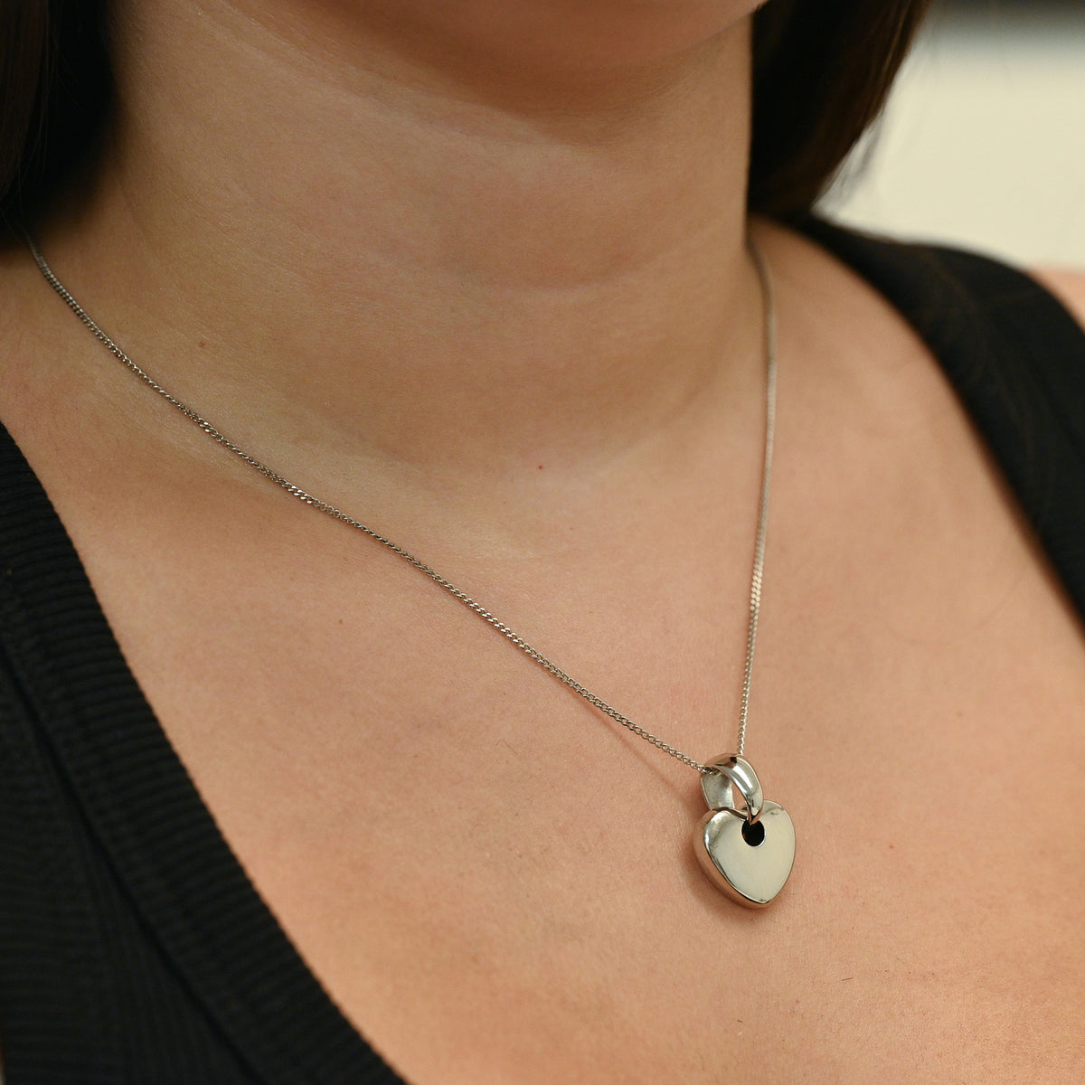 Comprar colgante de corazón en oro blanco de 18kt con acabado pulido. Joya romántica y elegante ideal para regalar. Joyería Ian'Or. Envío GRATIS.