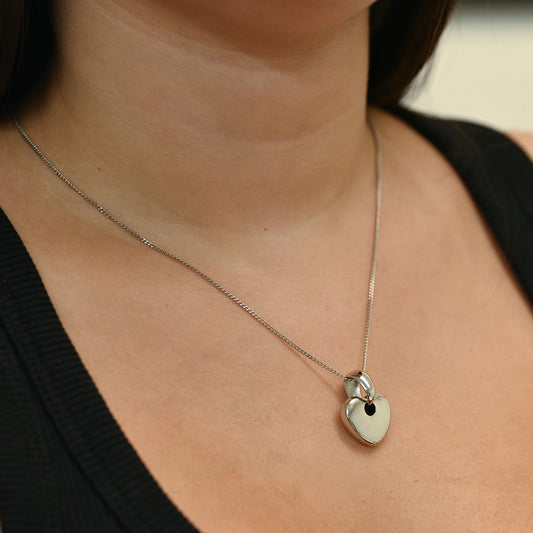 Comprar colgante de corazón en oro blanco de 18kt con acabado pulido. Joya romántica y elegante ideal para regalar. Joyería Ian'Or. Envío GRATIS.