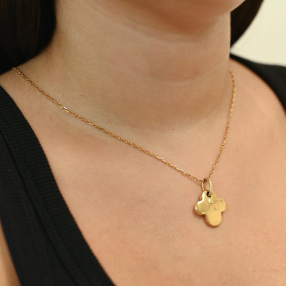 Comprar colgante en oro amarillo de 18kt con motivo de flor de cuatro pétalos y acabado pulido. Joya atemporal y elegante Joyería Ian'Or. Envío GRATIS.