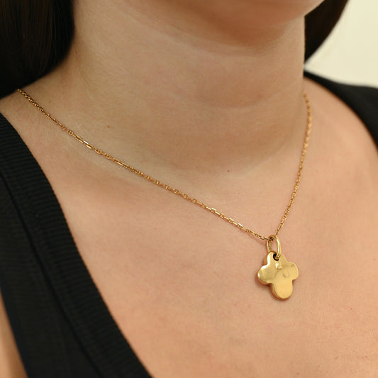 Comprar colgante en oro amarillo de 18kt con motivo de flor de cuatro pétalos y acabado pulido. Joya atemporal y elegante Joyería Ian'Or. Envío GRATIS.