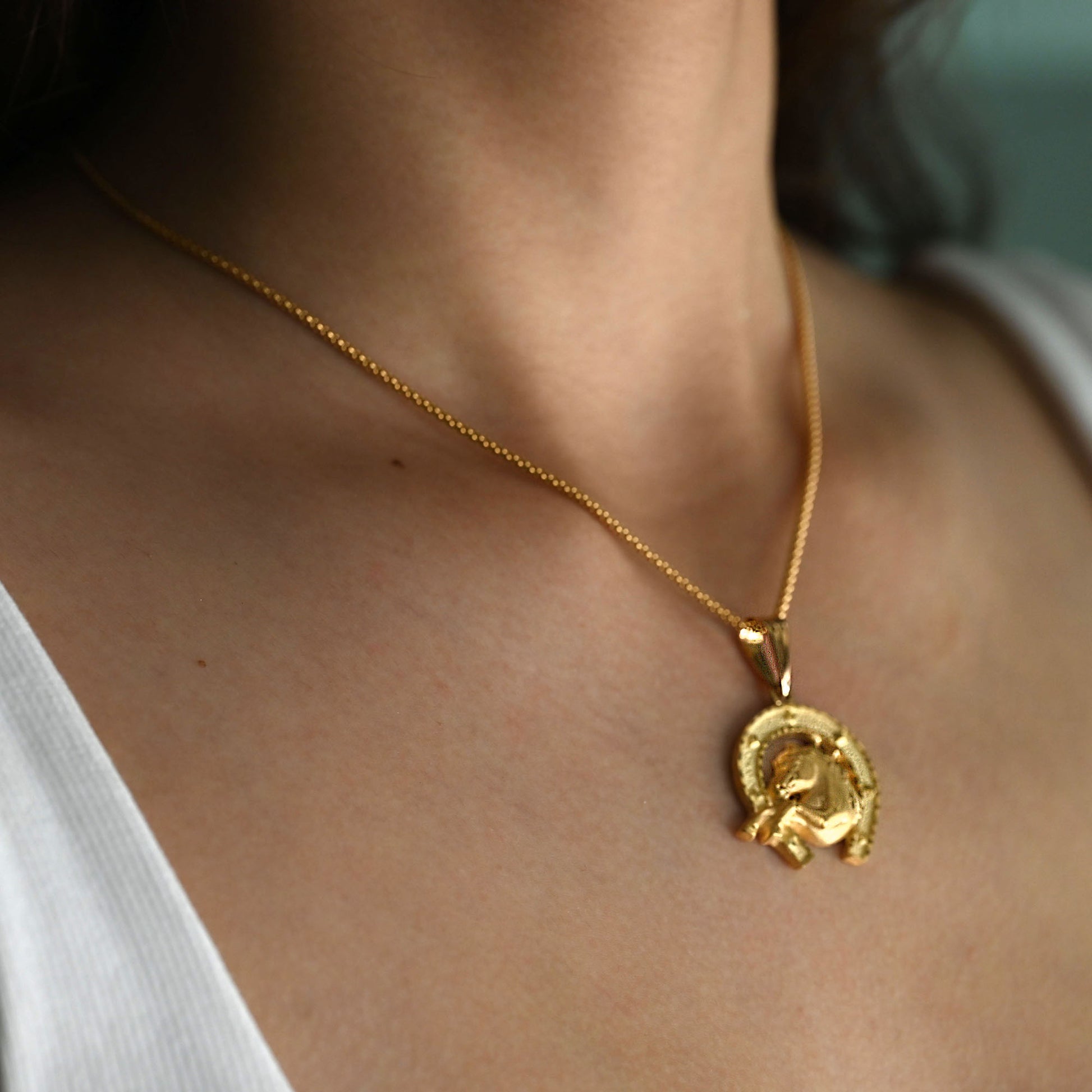 Comprar colgante medalla tipo herradura de caballo realizado en oro amarillo de 18kt. colgantes caballo y herradura de oro al mejor precio