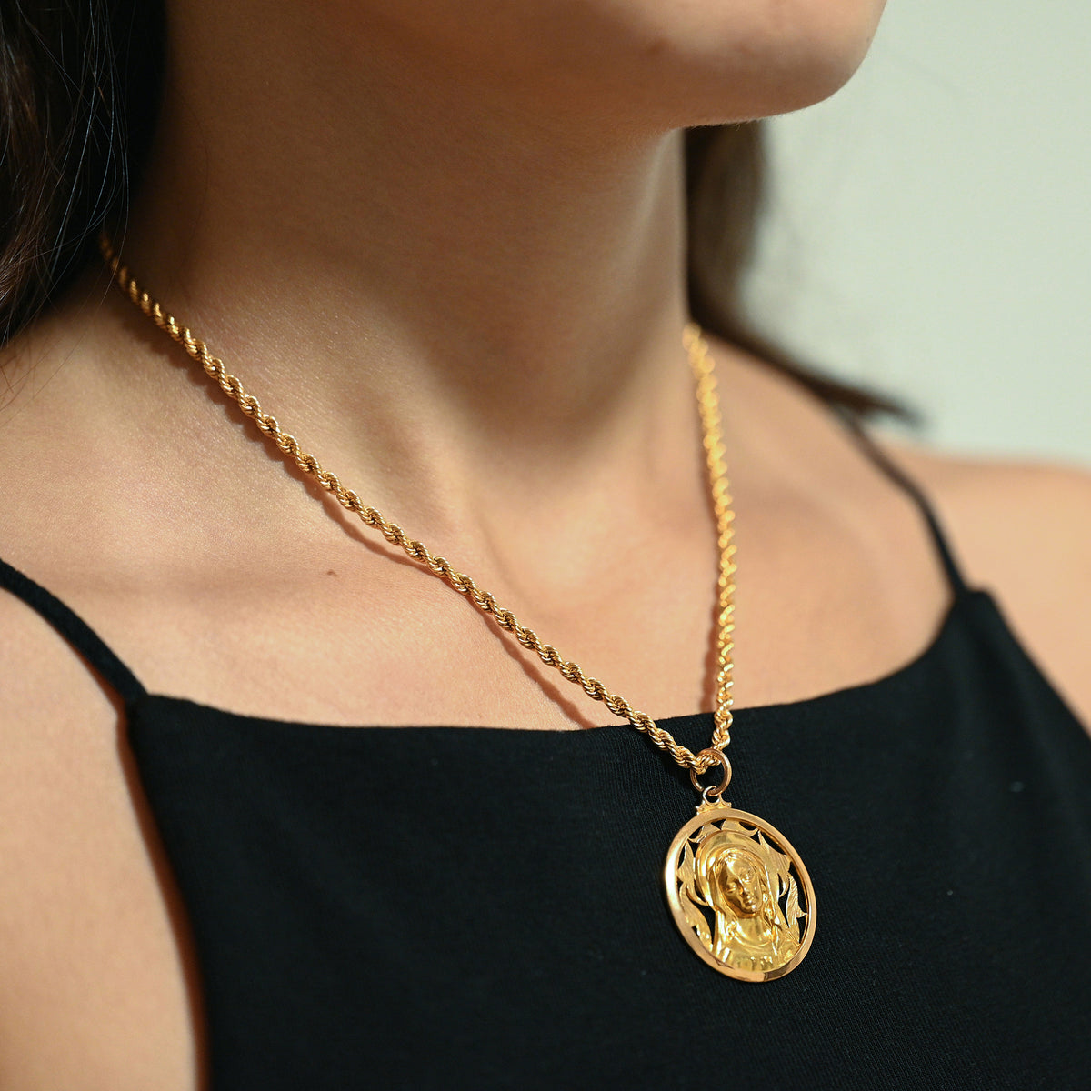 Comprar colgante medalla con grabado de la Virgen María realizado en oro amarillo de 18kt. Joyas de segunda mano. Restauramos joyas para darles una nueva vida.