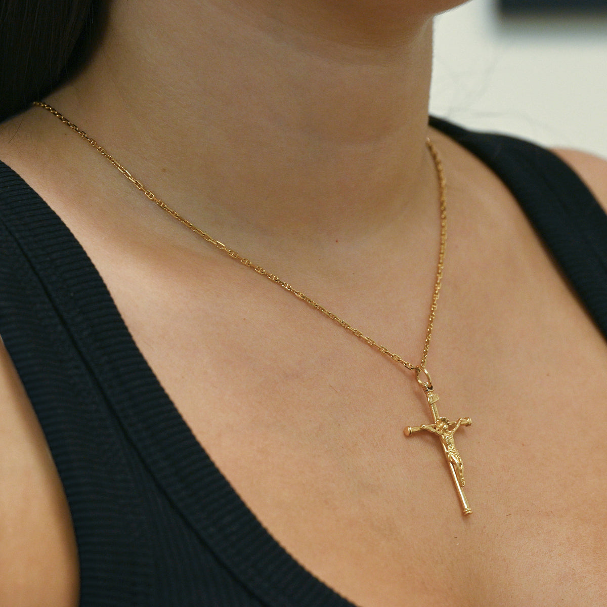 Comprar colgante en oro amarillo de 18kt cruz con Cristo. Joyería Ian'Or. Joya tradicional y religiosa que aporta simbolismo y distinción. Joyería Ian'Or. Envío GRATIS.