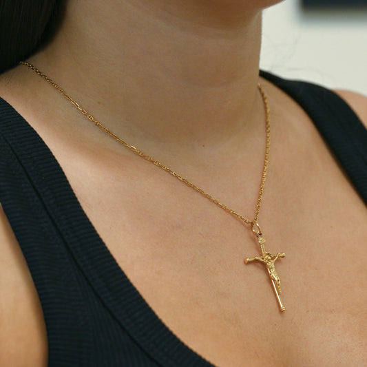 Comprar colgante en oro amarillo de 18kt cruz con Cristo. Joyería Ian'Or. Joya tradicional y religiosa que aporta simbolismo y distinción. Joyería Ian'Or. Envío GRATIS.