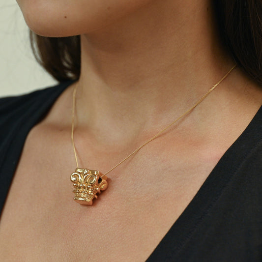 Comprar colgante en oro amarillo de 18kt con un distinguido diseño de capitel. Joyería Ian'Or. Joya tradicional y elegante que aporta distinción. Envío GRATIS.
