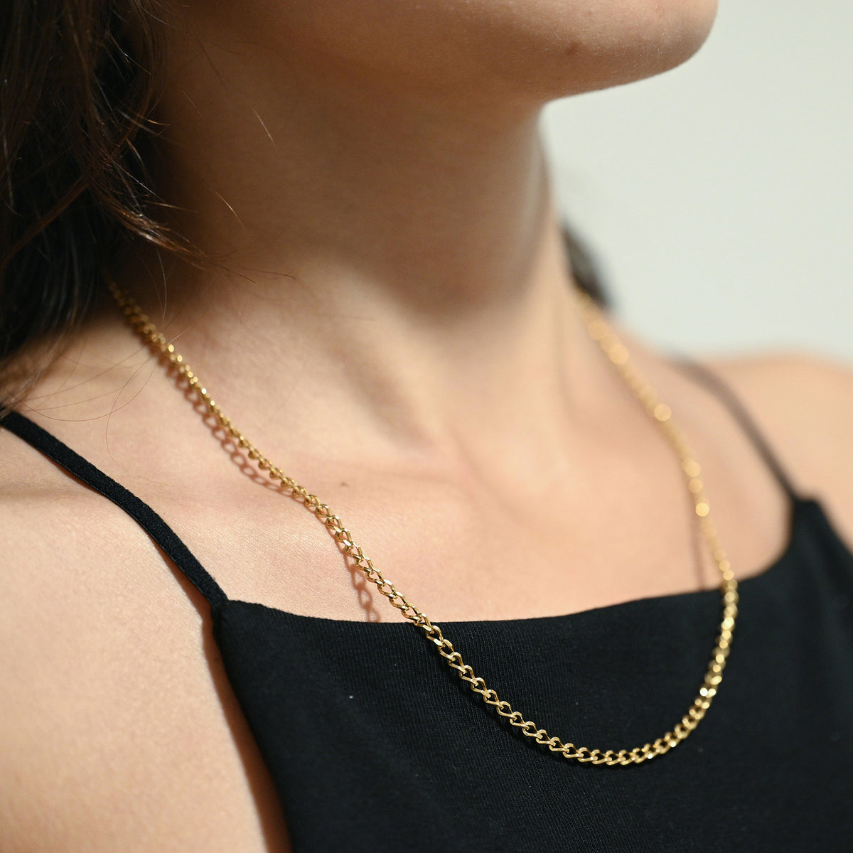 Comprar collar de oro amarillo de 18kt con cadena tipo barbada. Dispone de un cierre tipo mosquetón.Joyería Ian'Or. Envío GRATIS.