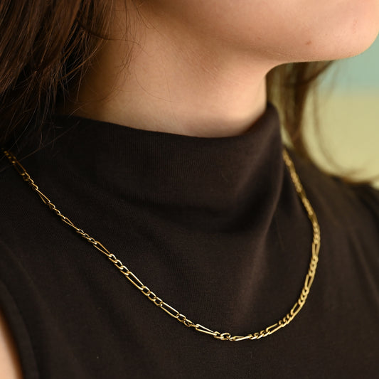 Comprar collar Figaro oro amarillo 18K clásico alternado. Pieza distinguida de alta resistencia y cierre mosquetón seguro. Envío gratis, joya certificada