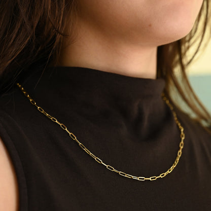 Comprar collar paperclip oro amarillo 18K de eslabón alargado y patrón geométrico. Joya ligera y resistente de estética limpia. Pieza certificada y envío gratis
