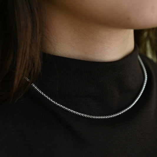 Comprar collar de cadena palomita de oro blanco de 18K con estructura tubular texturizada. Pieza sofisticada que destaca por resistencia y diseño. Envío gratis