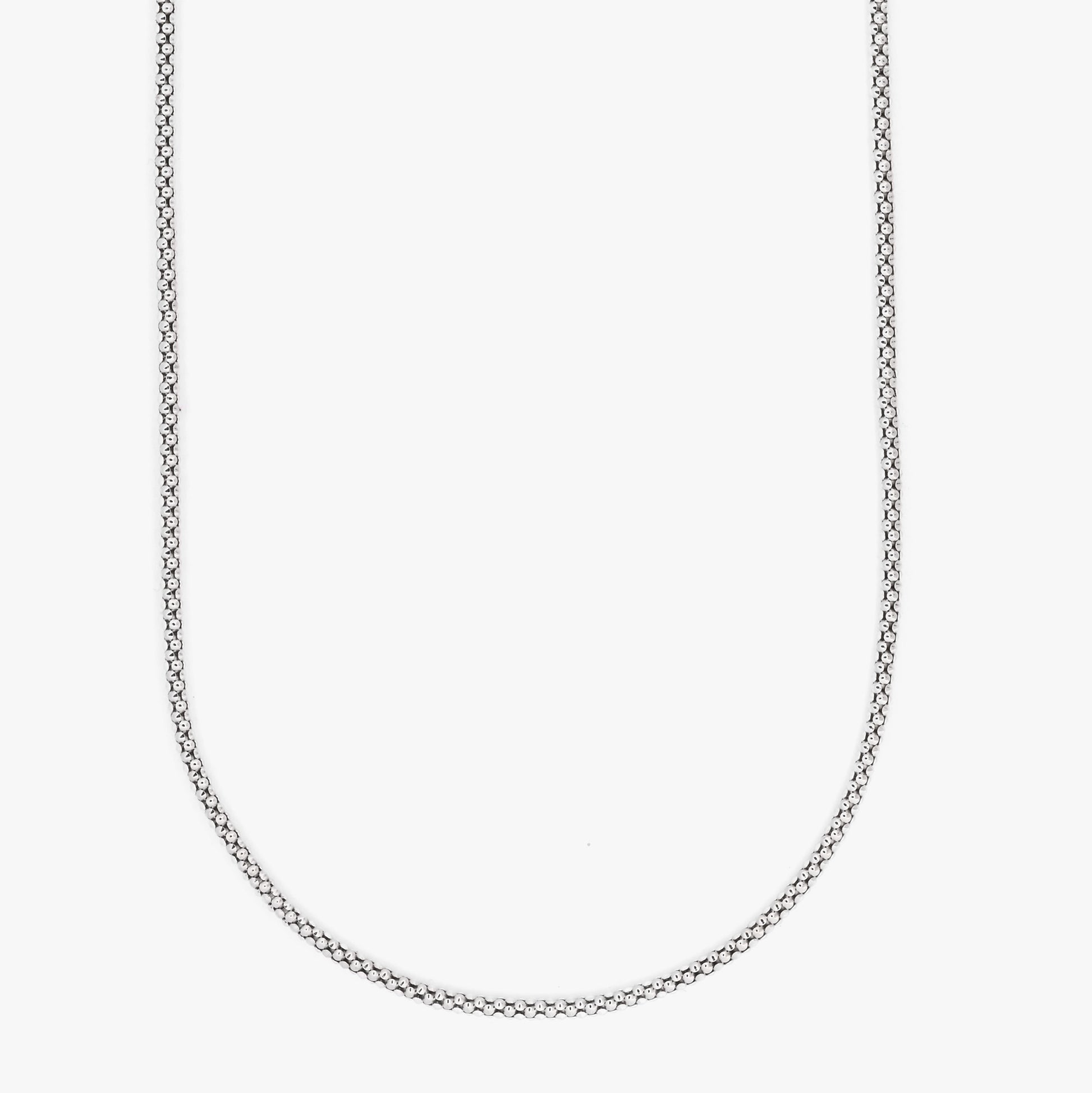 Comprar collar de cadena palomita de oro blanco de 18K con estructura tubular texturizada. Pieza sofisticada que destaca por resistencia y diseño. Envío gratis