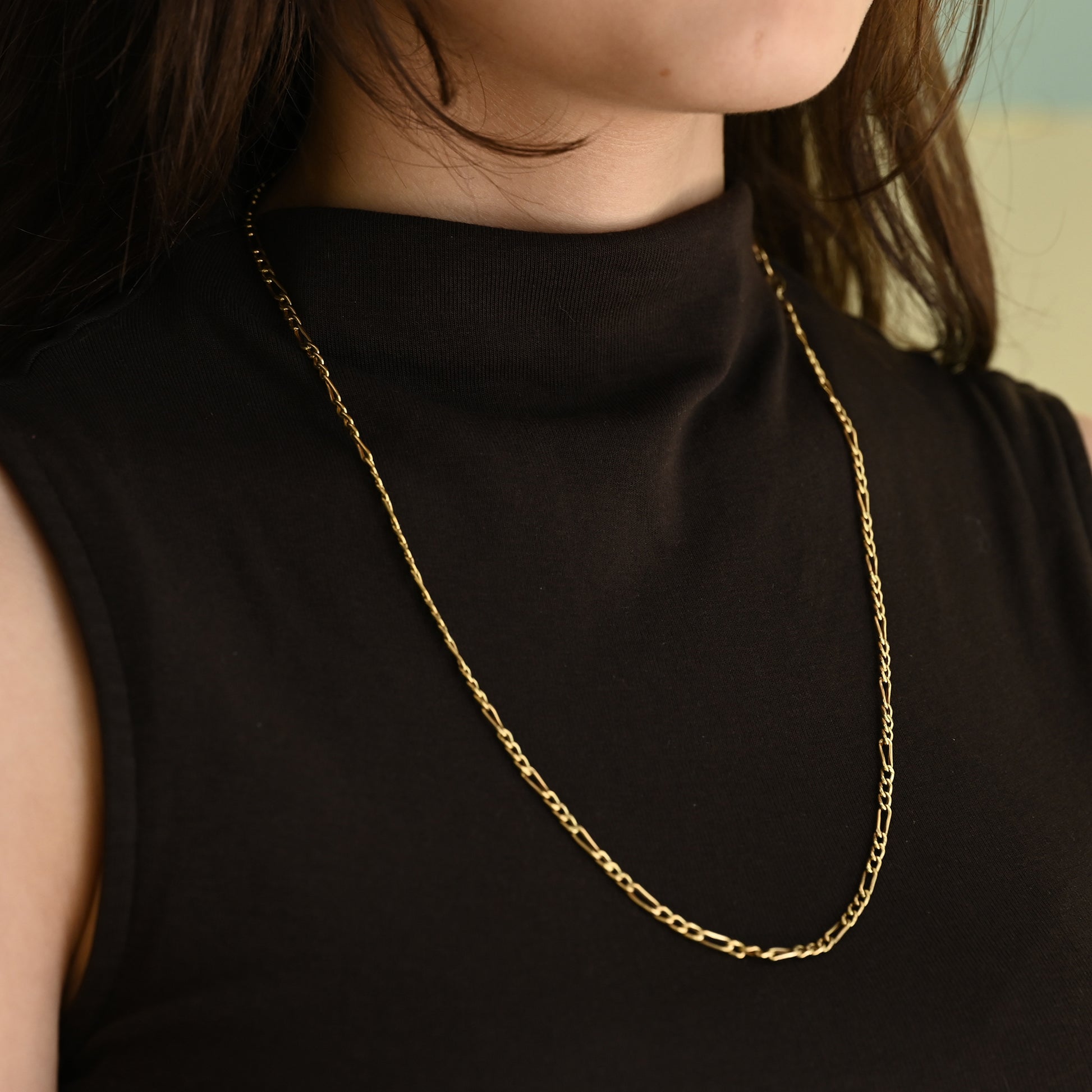 Comprar cadena Figaro oro amarillo 18K eslabón alternado. Pieza equilibrada de alta resistencia y estética uniforme. Envío gratuito y pieza certificada