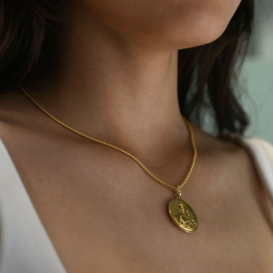 Comprar colgante medalla tipo escapulario realizado en oro amarillo de 18kt con grabado de la Virgen del Carmen y Sagrado corazón de Jesús. Joyas de oro al mejor precio