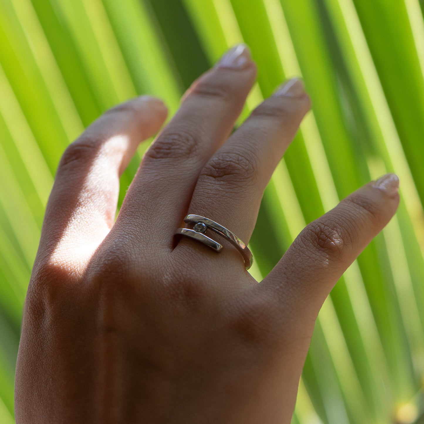 Solitario realizado en oro blanco de 18kt con diamante talla brillante engastado en los 2 brazos. Un anillo que destaca por su sencillez y comodidad. Compro Oro  y venta de joyas restauradas, dónde comprar y vende oro y joyas al mejor precio en Barcelona. Anillos de compromiso baratos en Barcelona.