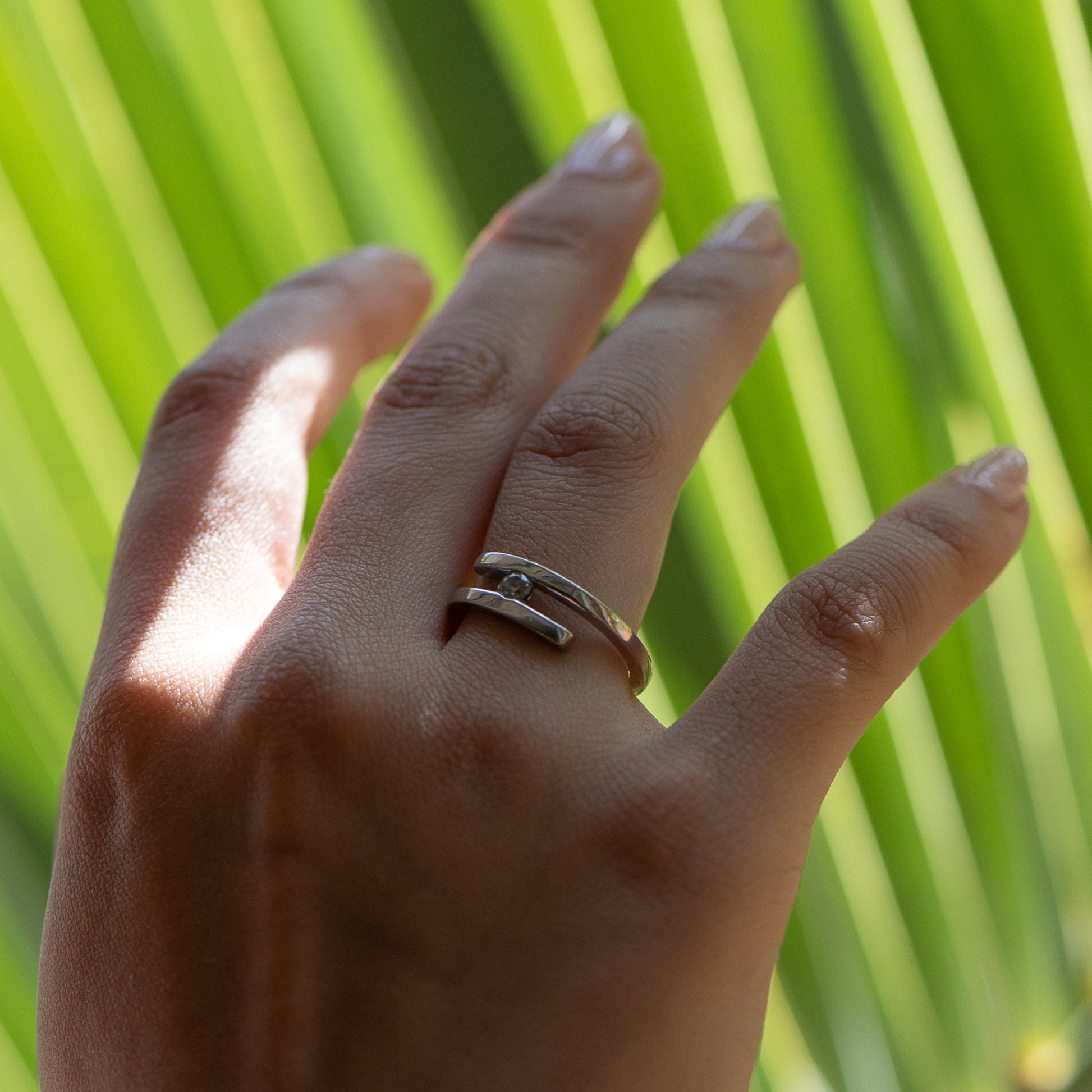 Solitario realizado en oro blanco de 18kt con diamante talla brillante engastado en los 2 brazos. Un anillo que destaca por su sencillez y comodidad. Compro Oro  y venta de joyas restauradas, dónde comprar y vende oro y joyas al mejor precio en Barcelona. Anillos de compromiso baratos en Barcelona.