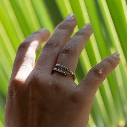 Solitario realizado en oro blanco de 18kt con diamante talla brillante engastado en los 2 brazos. Un anillo que destaca por su sencillez y comodidad. Compro Oro  y venta de joyas restauradas, dónde comprar y vende oro y joyas al mejor precio en Barcelona. Anillos de compromiso baratos en Barcelona.